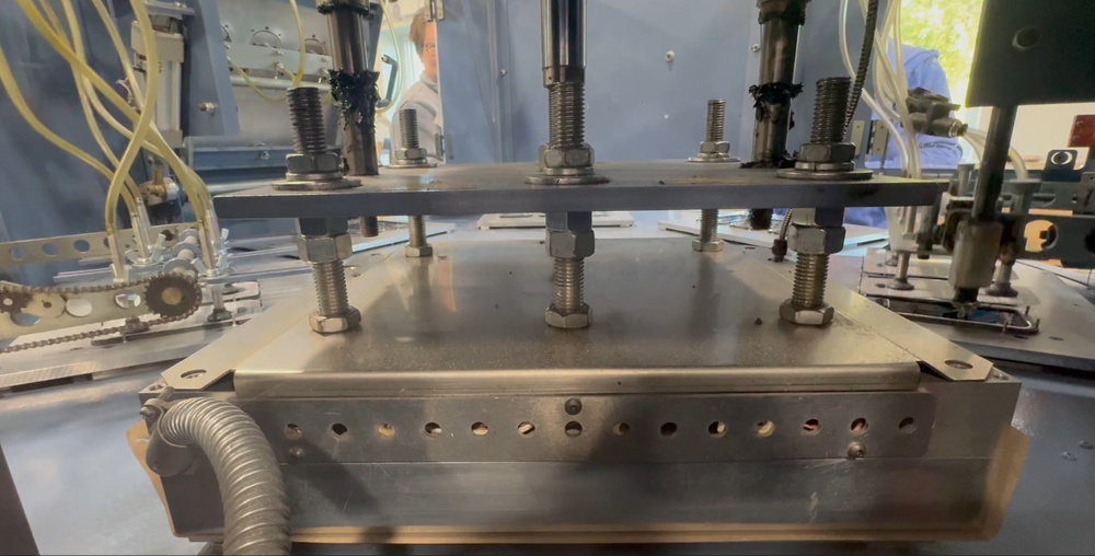Blister sealing equipment bringing formed packaging together